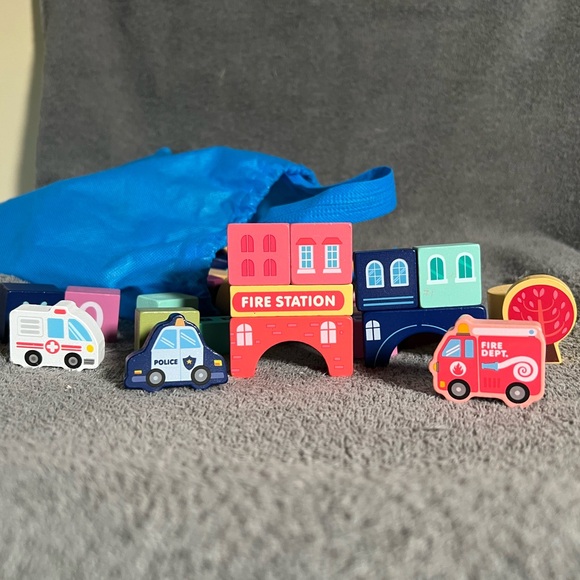 City Builder Wooden Block Set - 100 Pieces - Picture 3 of 7